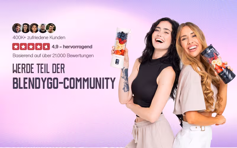 Zwei lächelnde Frauen halten kabellose BlendyGo 3 Mixer mit frischen Früchten – Werde Teil der BlendyGo-Community