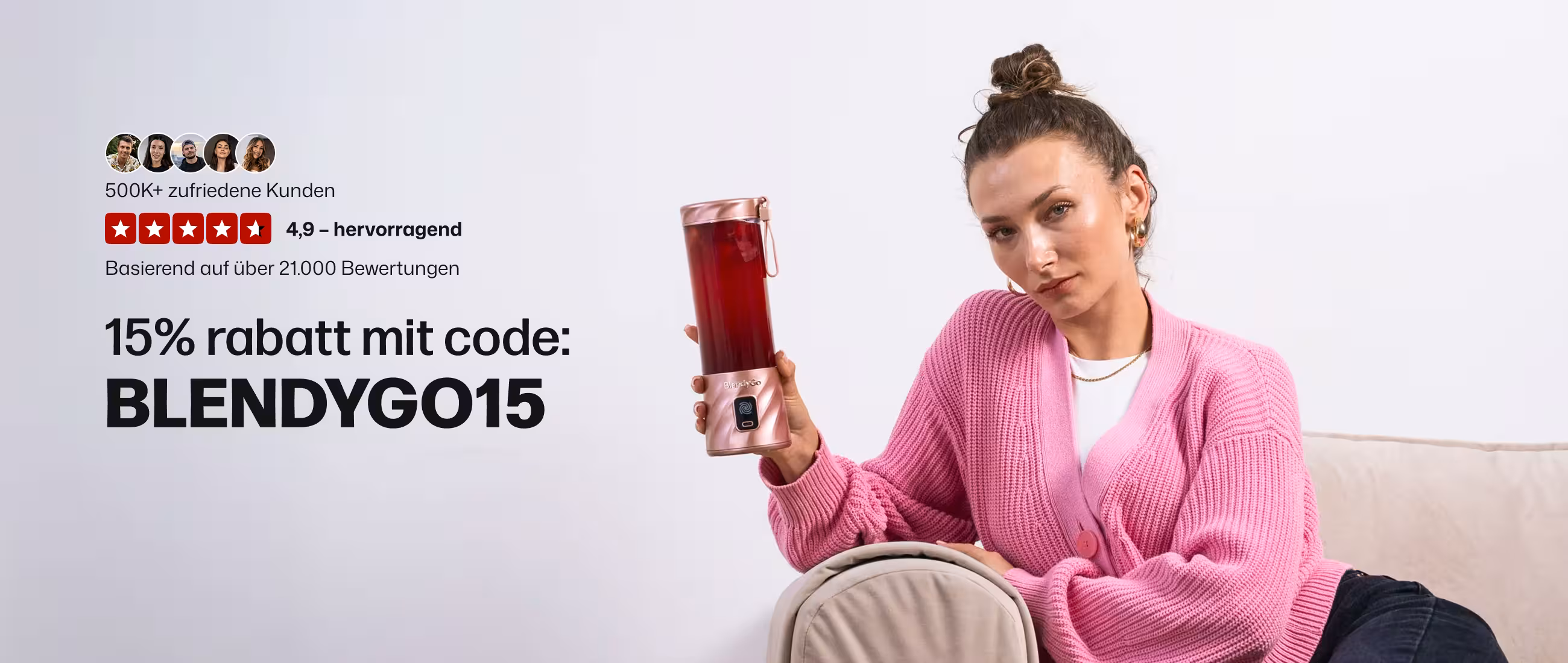 Frau im rosa Strickjacke hält BlendyGo 3 Mixer in Roségold – 15% Rabatt mit Code BLENDYGO15