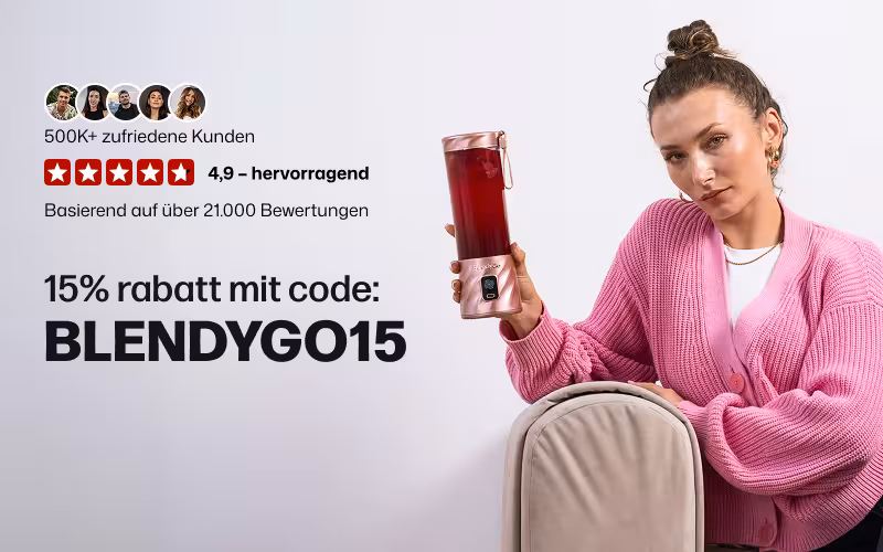 Frau im rosa Strickjacke hält BlendyGo 3 Mixer in Roségold – 15% Rabatt mit Code BLENDYGO15