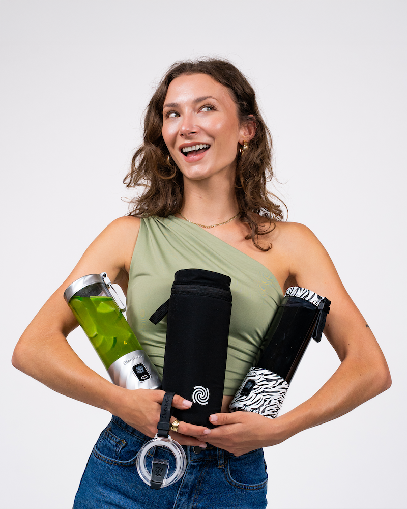 Dziewczyna z dwoma blenderami BlendyGo w pionie