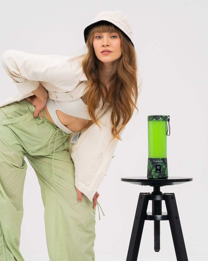 Dziewczyna z blenderem BlendyGo w pionie